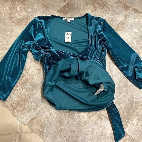 🆕 Express Desire solid green stretch velvet wrap front v neck 3/4 sleeve ribbe… - Picture 6 of 8